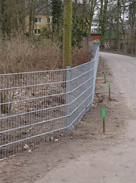 Stabmattenzaun im Boden befestigen Doppelstabmatte